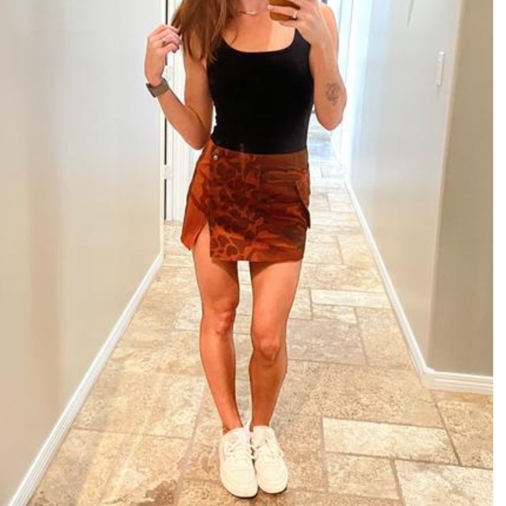 Urban Outfitters Women’s Scarlet Camo Mini Skirt - Picture 5 of 9
